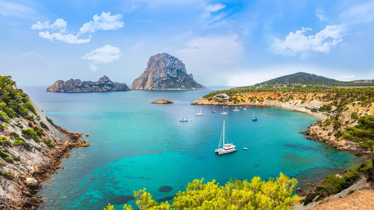 Las mejores playas españolas para navegar en tu luna de miel