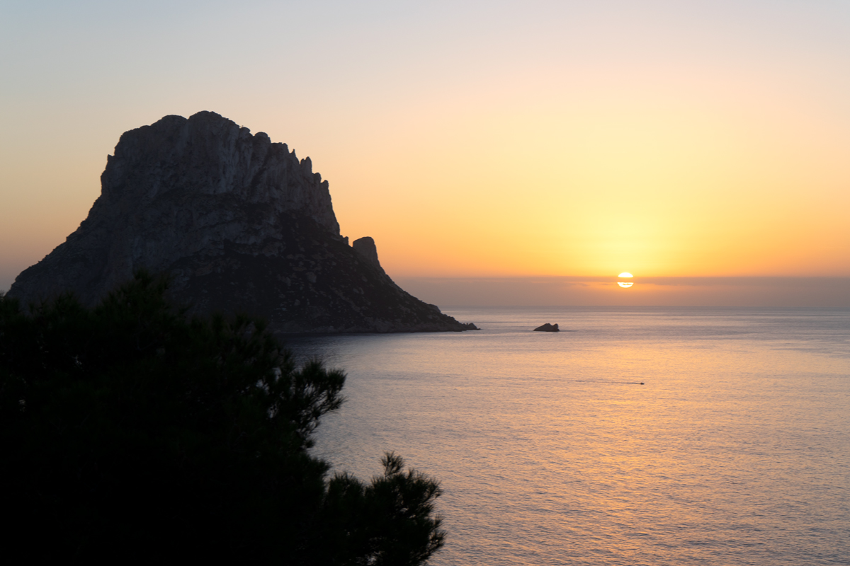 puesta de sol en el islote de Es Vedrá en Ibiza
